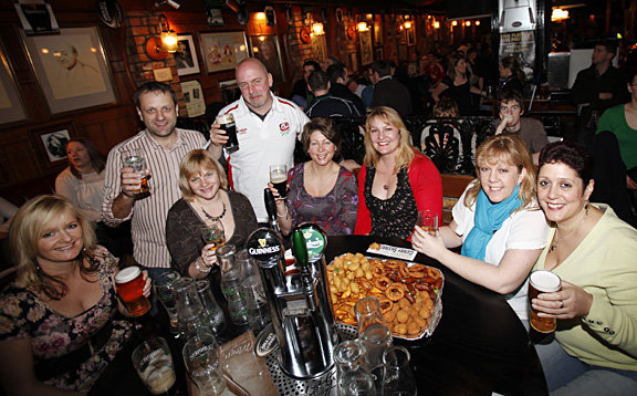 sinnotts-bar-dublin-people-fan.jpg