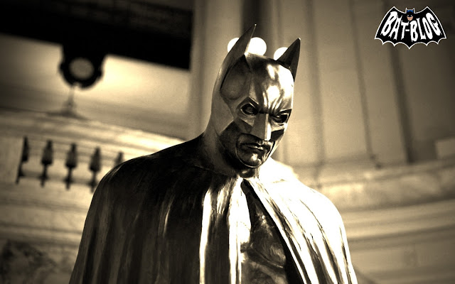 wallpaper-dark-knight-rises-batman-statue.jpg