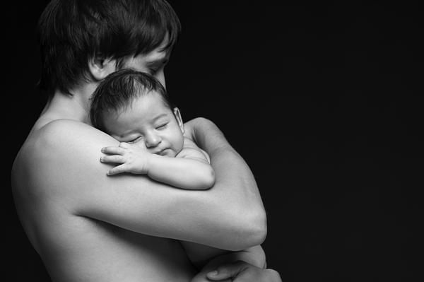 father-holding-his-newborn-baby-pavlo-kolotenko.jpg