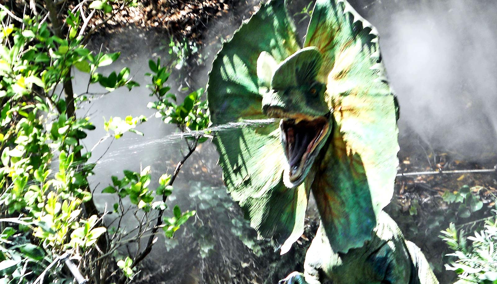 dilophosaurus-jurassic-park-spitting-dinosaur_1600.jpg